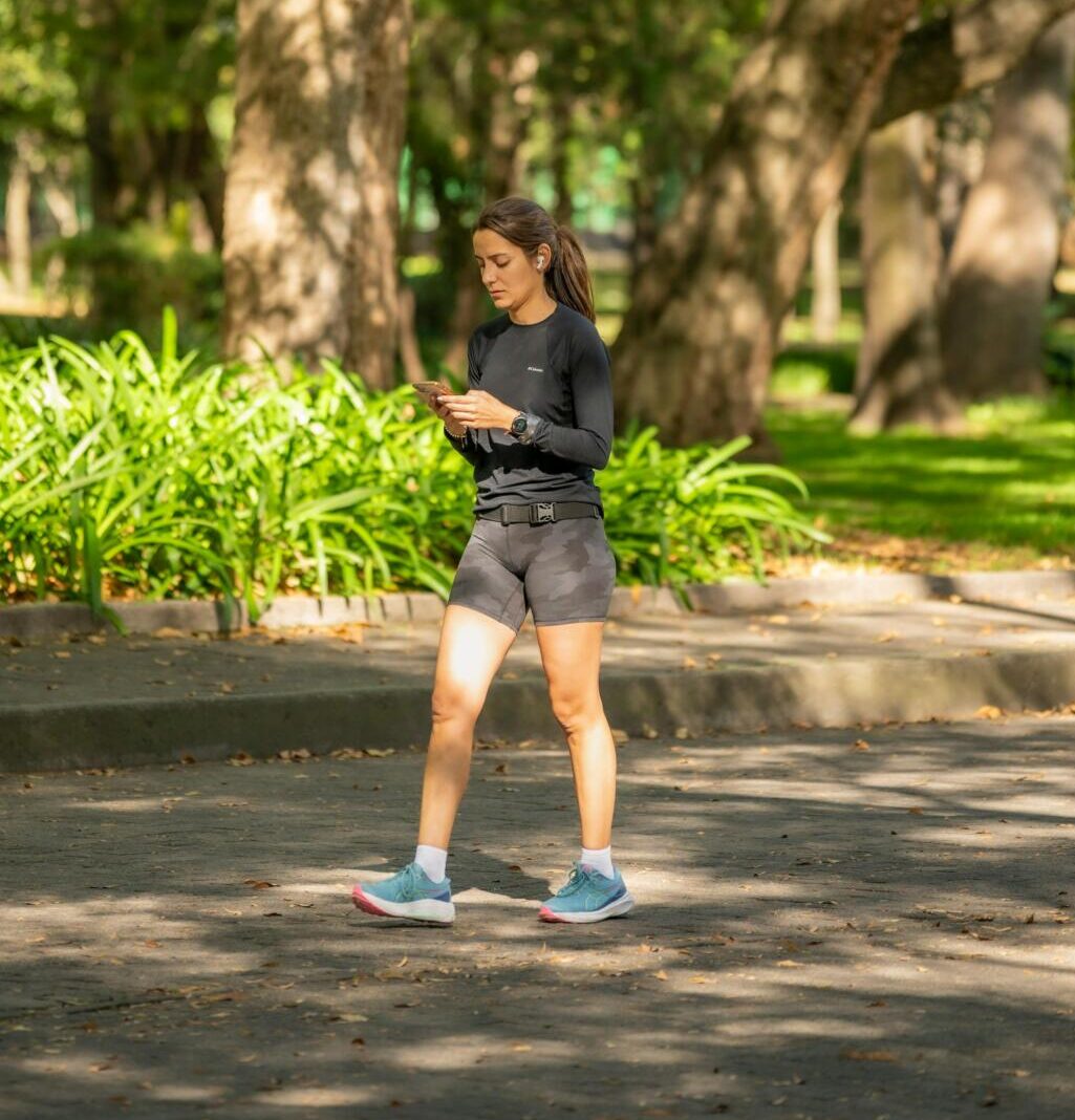 mujer andando por parque