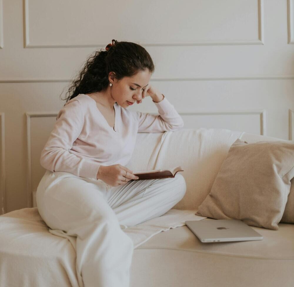 mujer leyendo
