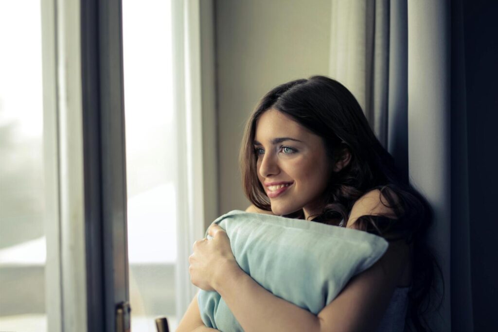 Mujer sosteniendo un cojín