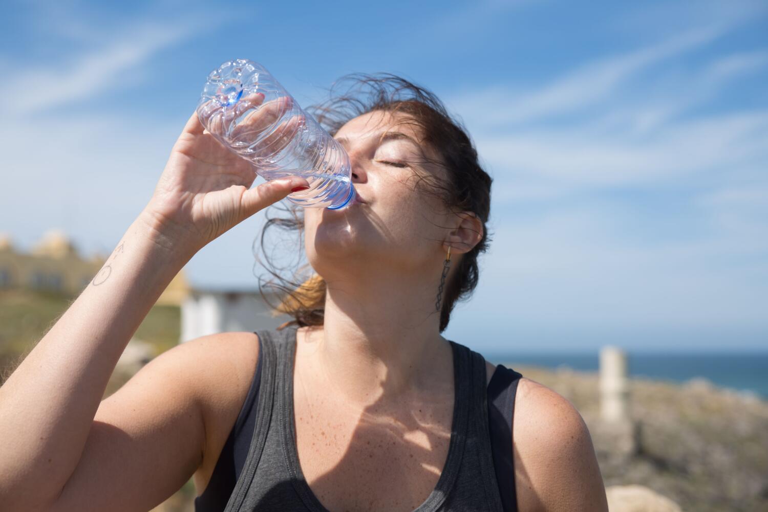Mujer bebiendo agua