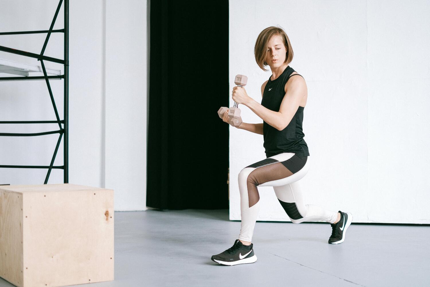mujer entrena fuerza