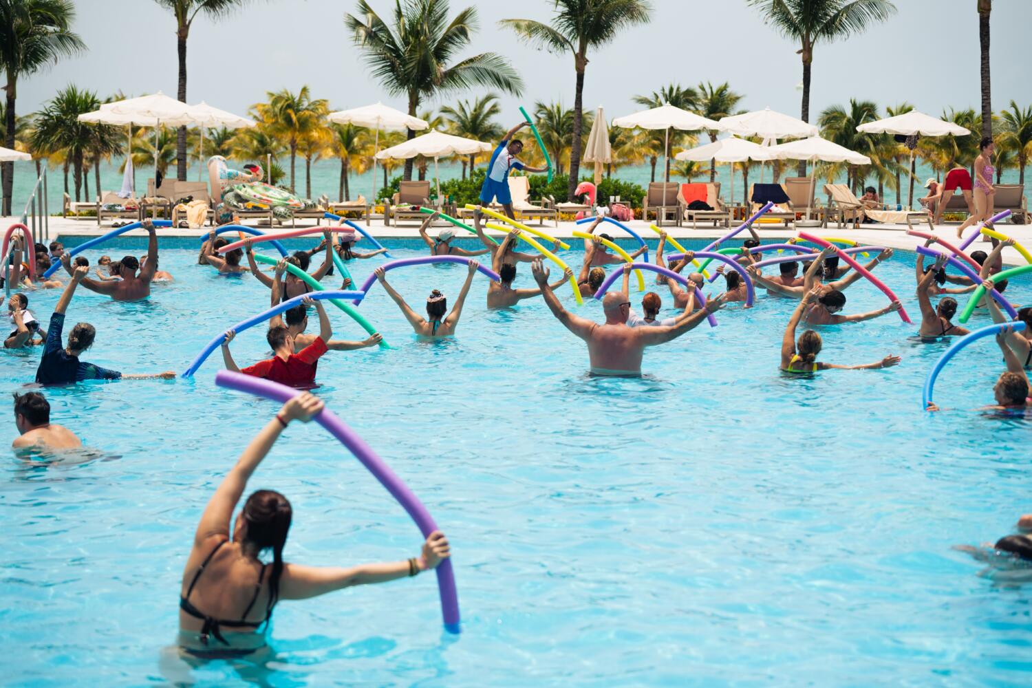Gente haciendo aquagym