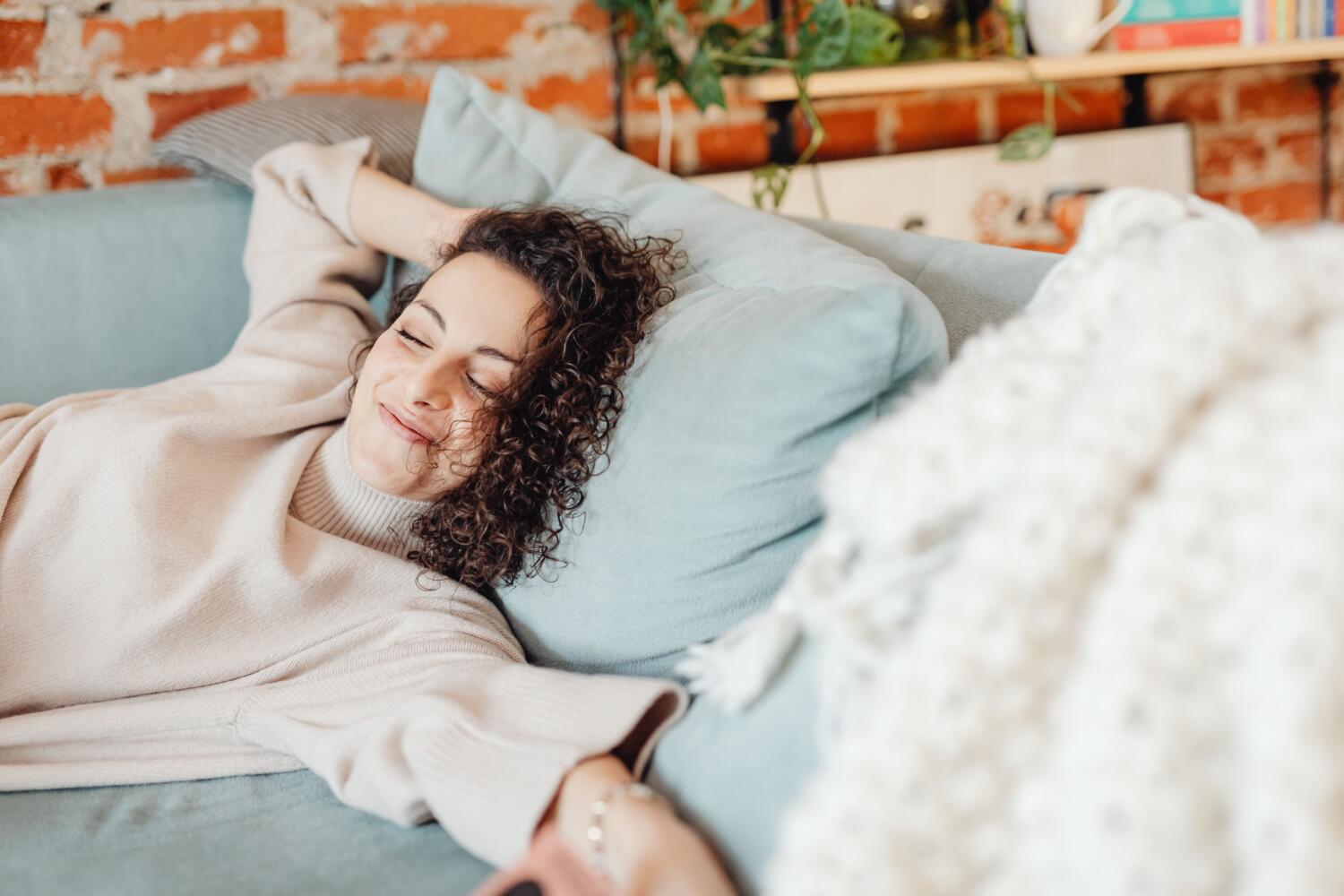 mujer descansa